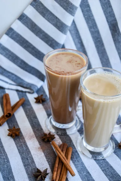 Ijskoffie Met Melk Hoge Glazen Bekers Lekkere Frappe Koffie Latte — Stockfoto