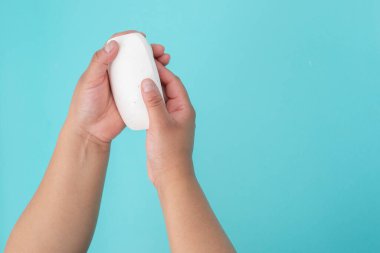 Desinfeccion de manos con gel antibakteriyel sobre un fondo de color azul