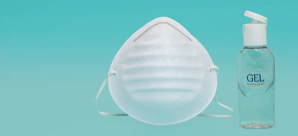 Desinfeccion de manos con gel antibakteriyel sobre un fondo de color azul