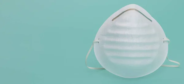 Desinfeccion de manos con gel antibakteriyel sobre un fondo de color azul