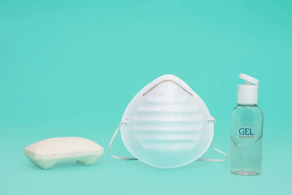 Desinfeccion de manos con gel antibakteriyel sobre un fondo de color azul