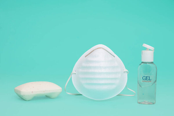 Desinfeccion de manos con gel antibacterial sobre un fondo de color azul