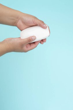 Desinfeccion de manos con gel antibakteriyel sobre un fondo de color azul