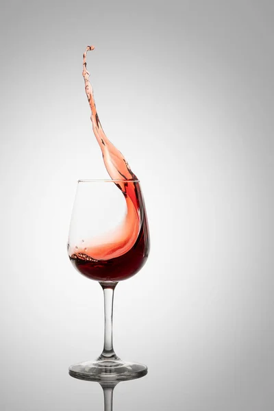 Copa Vino Tinto Hacer Splash Con Vino Fondo Degradado —  Fotos de Stock