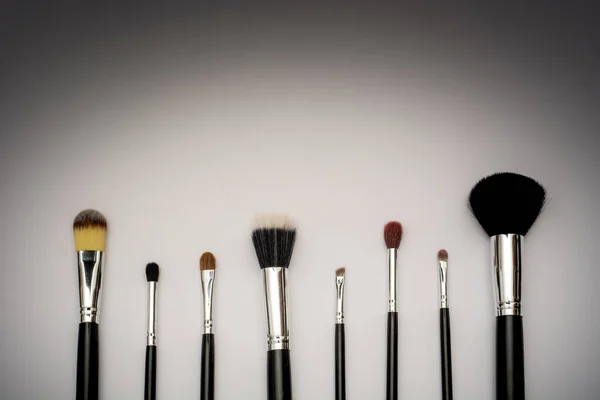 Brochas Maquillaje Acomodadas Manera Esttica Sobre Fondo Degradado — Foto Stock