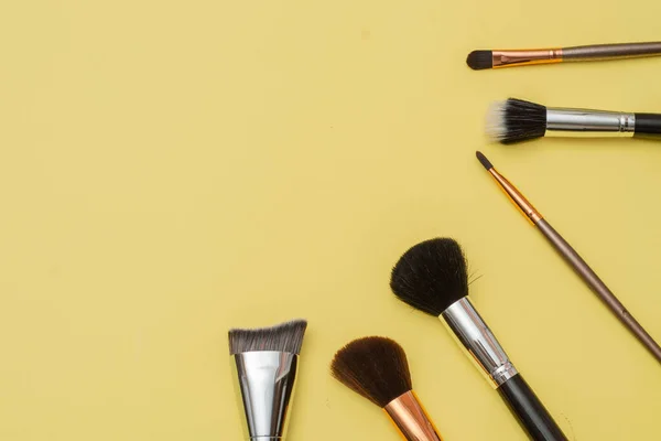 Brochas Para Maquillaje Acomodadas Forma Estetica Con Fondo Amarillo — Foto Stock