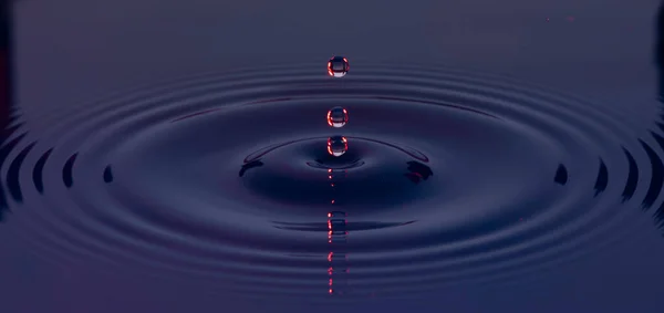 Blue Purple Drops Water Suspended Air Forming Ripples Liquid Surface — Stock Photo, Image