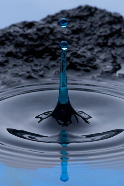 Капли Воды Синего Цвета Замороженные Воздухе Образующие Рябь Поверхности Жидкости — стоковое фото