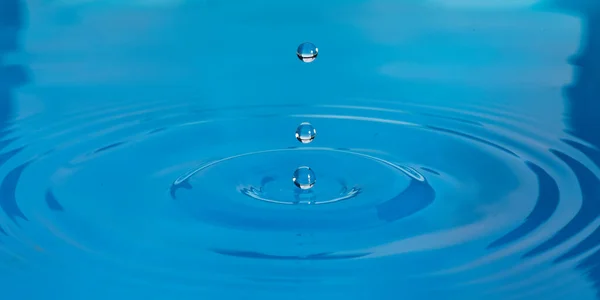 Blue Purple Drops Water Suspended Air Forming Ripples Liquid Surface — Stock Photo, Image