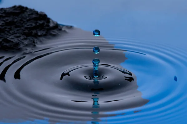 Wassertropfen Die Bei Sonnenuntergang Ufer Eines Sees Aufgenommen Werden Bilden — Stockfoto