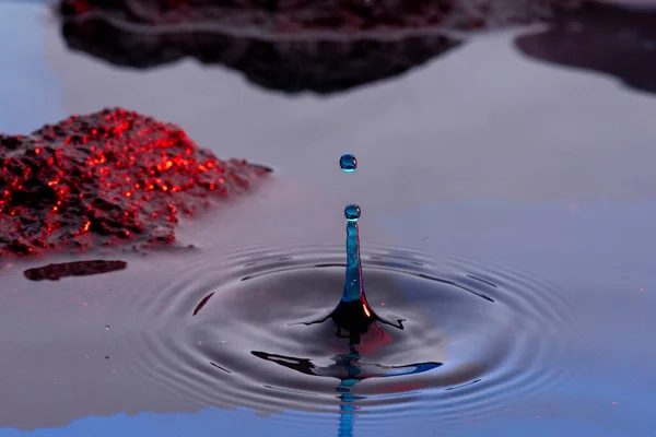 Капли Воды Захваченные Берегу Озера Закате Образуют Рябь Озере Скалы — стоковое фото