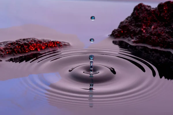 Капли Воды Захваченные Берегу Озера Закате Образуют Рябь Озере Скалы — стоковое фото