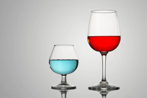 Üvegpoharak Folyadékkal Vagy Italokkal Piros Kék Színben — Stock Fotó