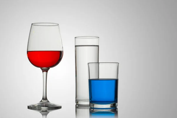 白を基調としたカップ クリスタルグラスと 種類や色の異なるドリンクが魅力的な構成 — ストック写真