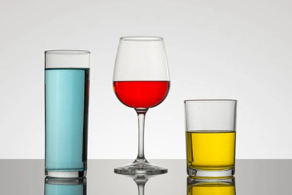 白を基調としたカップ クリスタルグラスと 種類や色の異なるドリンクが魅力的な構成 — ストック写真