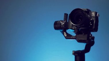 Monte edilmiş kamera ile dengeleyici ya da Gimbal, renkli arkaplan hareketlerini kaydediyor