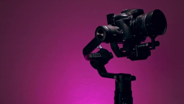 Σταθεροποιητής Gimbal Συναρμολογημένη Κάμερα Κάνοντας Κινήσεις Εγγραφής Έγχρωμο Φόντο — Αρχείο Βίντεο