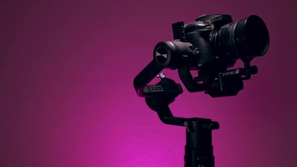 Stabilizator Lub Gimbal Zamontowanym Aparatem Fotograficznym Wykonujący Ruchy Nagrywające Kolorowym — Wideo stockowe