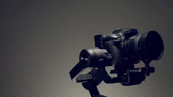 Stabilizzatore Gimbal Con Una Fotocamera Montata Facendo Movimenti Registrazione Con — Video Stock