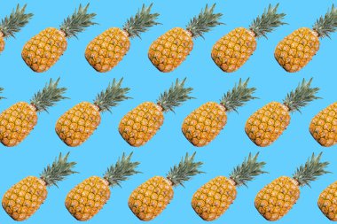 Ananas desenli mavi arkaplan ve minimal stil. Yaratıcı bir tarzı olan pop sanat tasarımı.