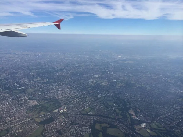 空には飛行機が見えます — ストック写真