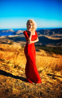 Sarışın çilli genç kız