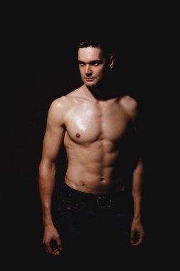 siyah arka planda Man