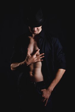 siyah arka plan üzerine şapkalı adam