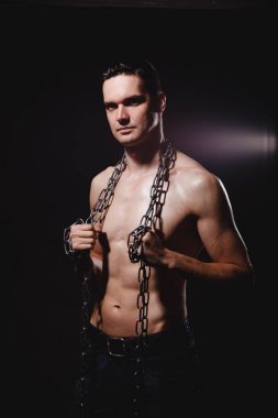 siyah arka planda Man