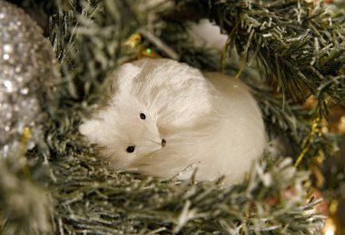 Güzel dekore edilmiş Noel ağacı. Beyaz uyuyan tilki Noel oyuncağı.