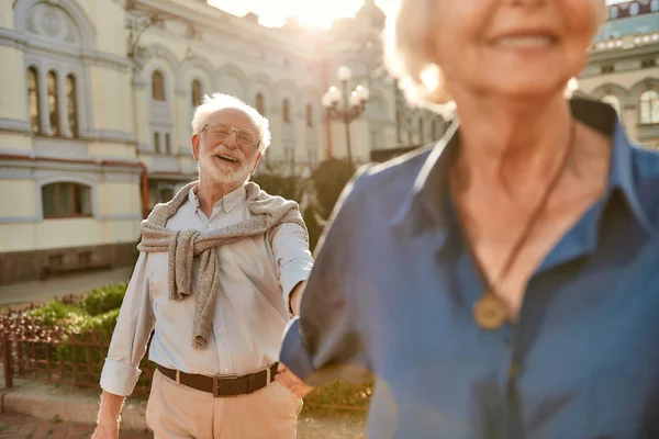 Zeit spielt keine Rolle Liebe ist für immer. schöne und glückliche ältere Paar Händchen haltend und lächelnd, während sie Zeit zusammen im Freien verbringen — Stockfoto