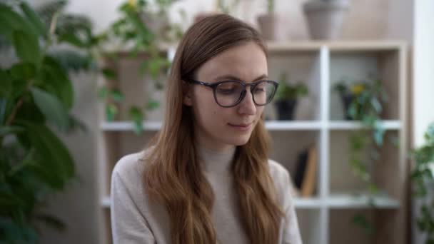 キーボードを入力する眼鏡の若い幸せなビジネス女性,自宅や空のオフィスから仕事中にコンピュータを使用して美しい女性従業員 — ストック動画