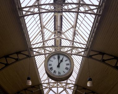 Tren istasyonunda eski saati 