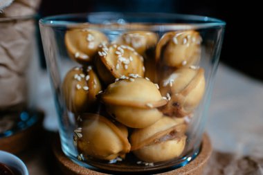 Siyah arkaplanda susam tohumlu hamur tatlısı