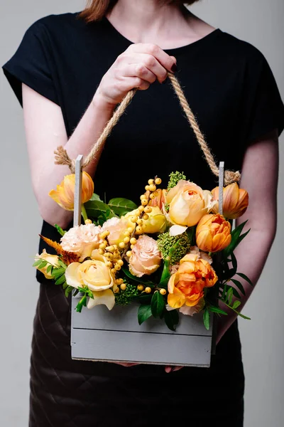 Ramo Flores Una Caja Madera Las Manos Una Florista Mujer — Foto de Stock