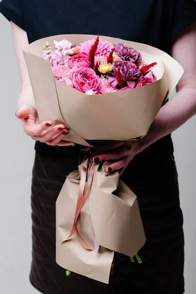 Bukett Med Blommor Beige Paket Händerna Kvinna Florist Rosa Spray — Stockfoto