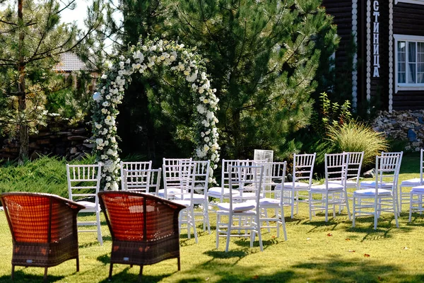 Outdoor Wedding Ceremony Setup Wedding Arch Decorated Pastel White Flowers — Stock Photo, Image