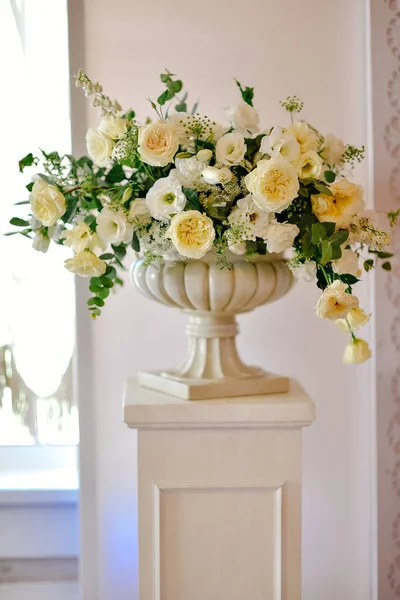 Vazodaki güllerin güzel aranjmanı. Düğün töreni için çok güzel bir ortam. Gül, östoma, lale, okaliptüs