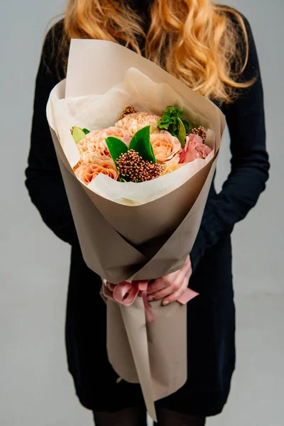 Bukett Med Blommor Beige Paket Händerna Rödhårig Flicka Florist Ljus — Stockfoto