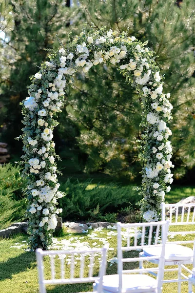 Kültéri Esküvői Ceremónia Beállítása Esküvői Díszített Pasztell Fehér Virágok Fehér — Stock Fotó