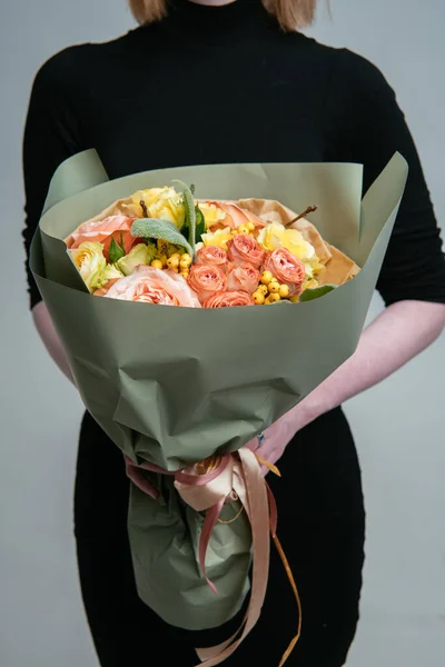 Bukett Med Blommor Pistaschfärgade Paket Händerna Kvinna Florist Ljus Bakgrund — Stockfoto