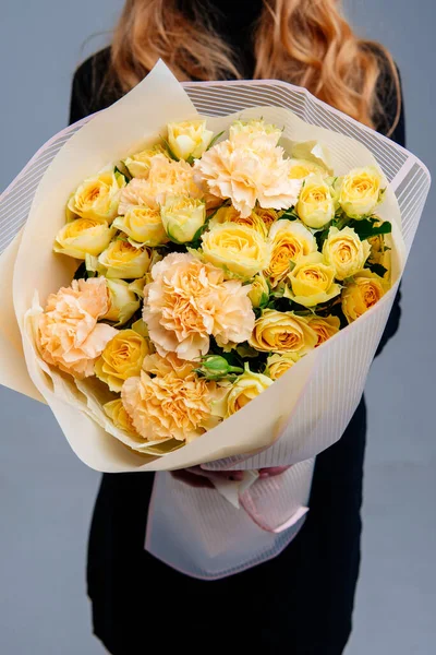 Bukett Med Blommor Transparent Persika Paket Händerna Rödhårig Flicka Florist — Stockfoto