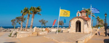 Agios Dimitrios Kilisesi, Analipsi, Girit, Yunanistan. Palmiyeli Analipsi plajı ve Saint Dimitrios Kilisesi. 