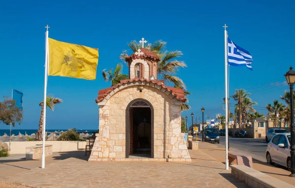 Agios Dimitrios Kilisesi, Analipsi, Girit, Yunanistan. Palmiyeli Analipsi plajı ve Saint Dimitrios Kilisesi. 