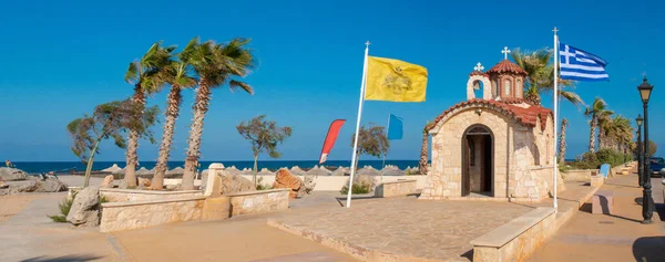 Agios Dimitrios Kilisesi, Analipsi, Girit, Yunanistan. Palmiyeli Analipsi plajı ve Saint Dimitrios Kilisesi. 