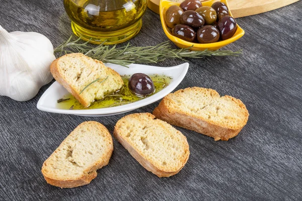 Греческое Оливковое Масло Хлеб Маслом Погружения Травами Специями Оливковое Масло — стоковое фото