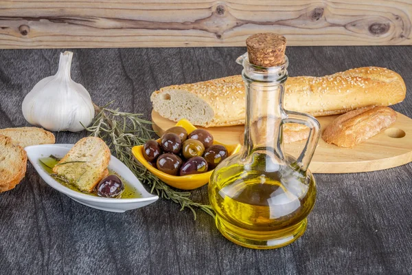 Ekmek sosu, zeytinyağı, sarımsaklı zeytin ve biberiye. Uzayı metin için kopyala. Doğal şarküteri yiyeceği. Yunan zeytinyağı sosu.