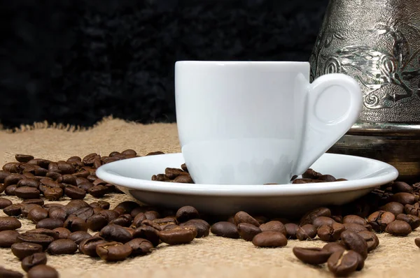 コーヒー銅と白のカップ 水とコーヒーポットとギリシャのコーヒー トルコのコーヒーと豆 白マグカップカフェ — ストック写真