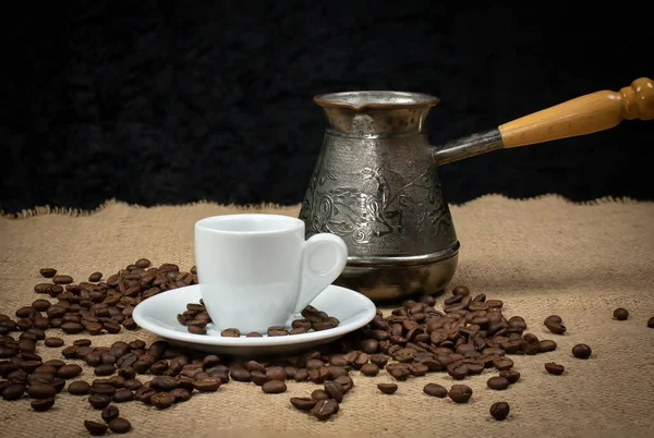 Bakır kahve ve beyaz bardak. Su ve kahve demliği ile Yunan kahvesi. Türk kahvesi ve fasulyesi. Beyaz kupa kafe.