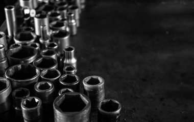 Metal arka plana mekanik aletler yerleştirildi. Metal üzerindeki boşluğun klasik görüntüsü, bir sürü eski alet. Uzayı kopyala Araba servisi ve tamir konsepti. Çalışma masasında araçlar.